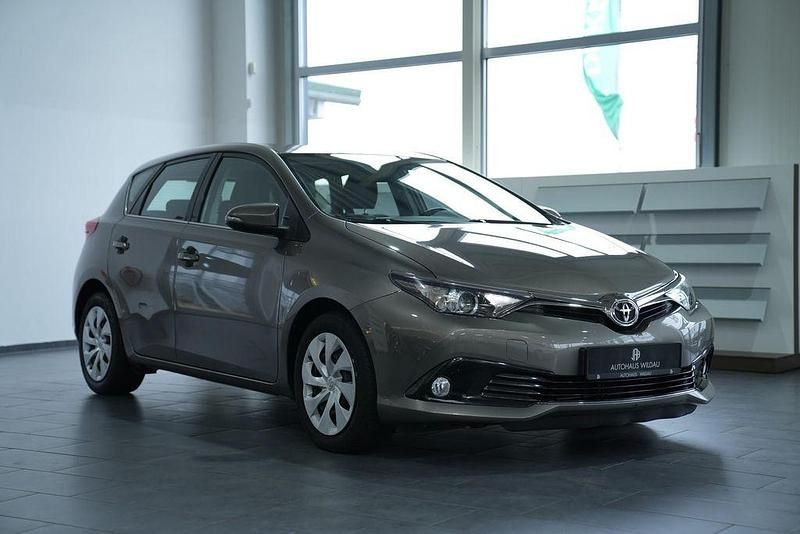 Gebraucht Toyota Auris Comfort 116 PS (85 kW) 2016 Gray Limousine