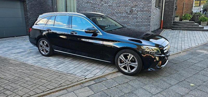 Schwarz Gebraucht 2021 Mercedes C180 Avantgarde Kombi | 21.990 € (Guter Preis) - Bild 1/4