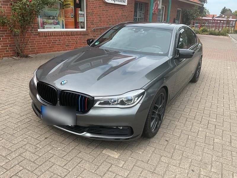 Grau Gebraucht 2017 BMW 730 Sport Line Limousine | 29.990 € (Superpreis) - Bild 1/4