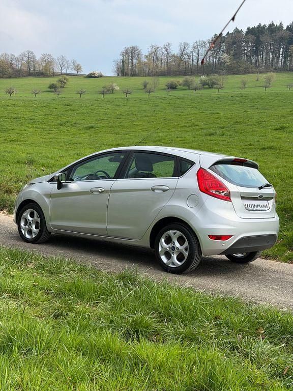 Gebraucht Ford Fiesta Titanium 97 PS (71 kW) 2011 Silber Kleinwagen