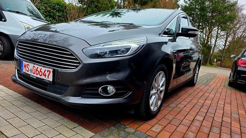 Gebraucht Ford S-MAX Titanium 179 PS (131 kW) 2017 Grau Van / Kleinbus
