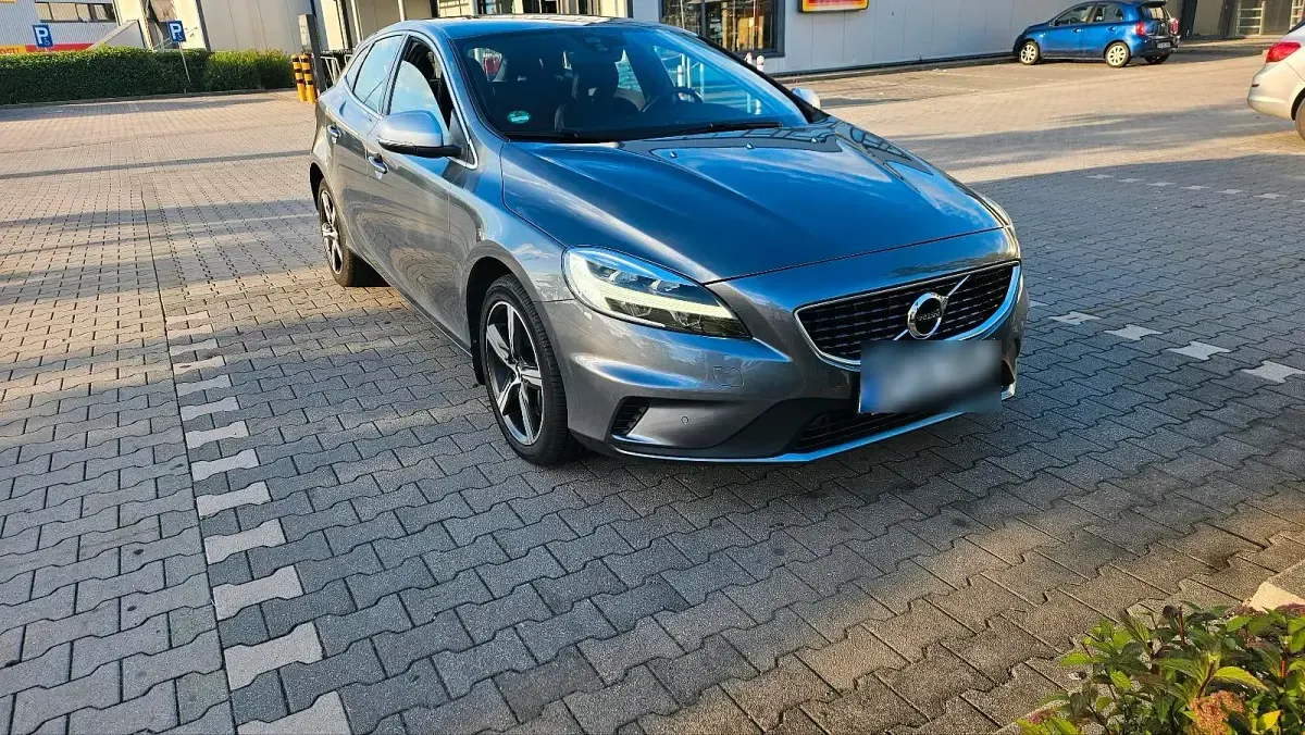 Gebraucht Volvo V40 152 PS (111 kW) 2019 Grau Kleinwagen