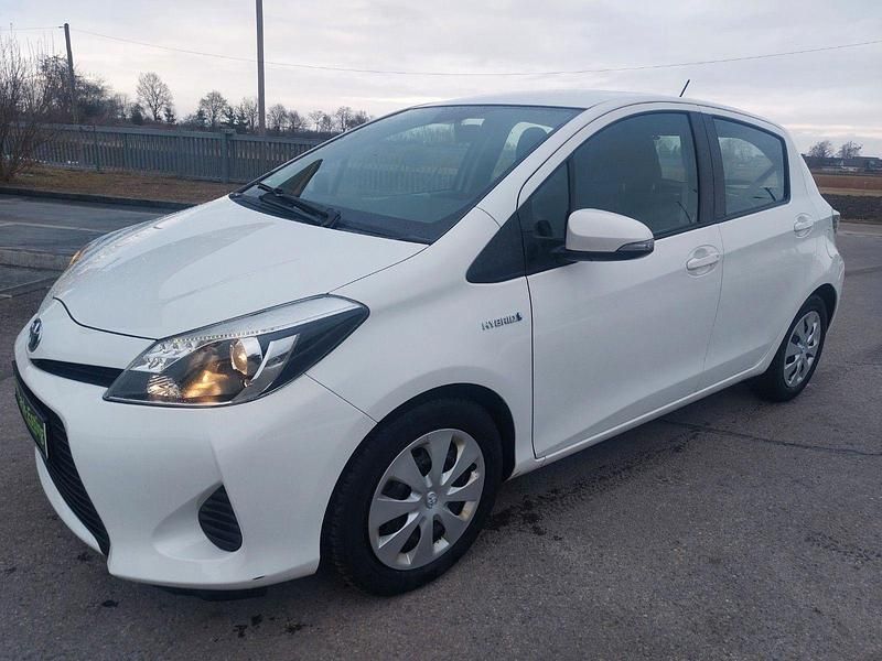 Gebraucht Toyota Yaris Hybrid Life 75 PS (55 kW) 2013 Weiß Kleinwagen