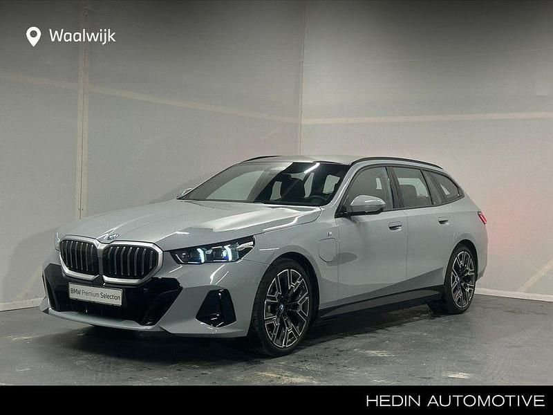 Grau Gebraucht 2024 BMW 530e Performance Kombi | 58.080 € - Bild 1/4