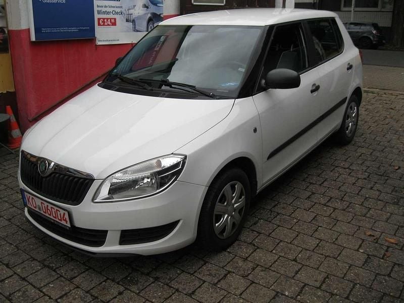 Weiß Gebraucht 2011 Skoda Fabia Classic Limousine | 3.450 € (Guter Preis) - Bild 1/4