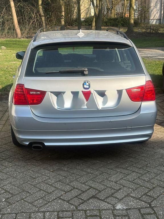 Gebraucht BMW 318 143 PS (105 kW) 2009 Grau Kombi