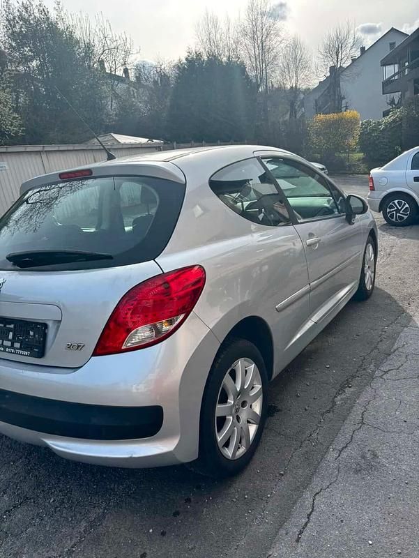 Gebraucht Peugeot 207 95 PS (69 kW) 2011 Silber Kleinwagen