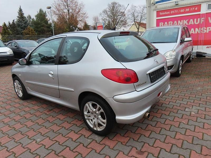 Gebraucht Peugeot 206 Tendance 88 PS (64 kW) 2005 Grau Kleinwagen