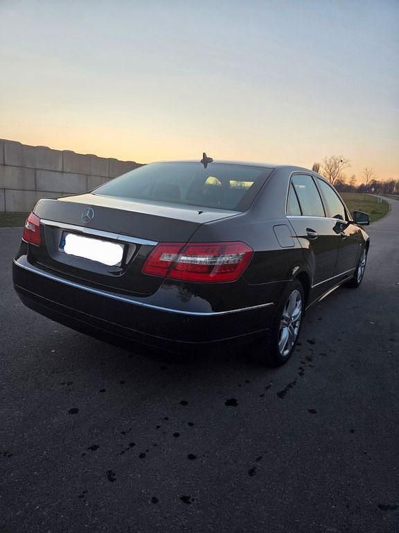 Gebraucht Mercedes E220 Avantgarde 170 PS (125 kW) 2011 Schwarz Limousine