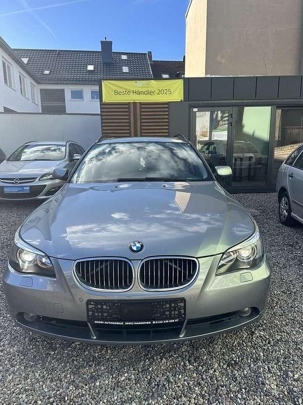 Silbergrau metallic Gebraucht 2007 BMW 525 Kombi | 3.699 € - Bild 1/4