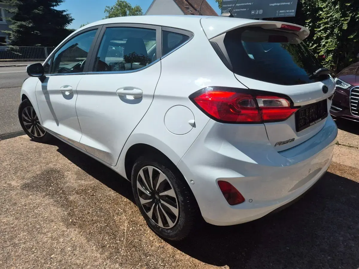 Gebraucht Ford Fiesta Titanium 101 PS (74 kW) 2023 Weiß Kleinwagen