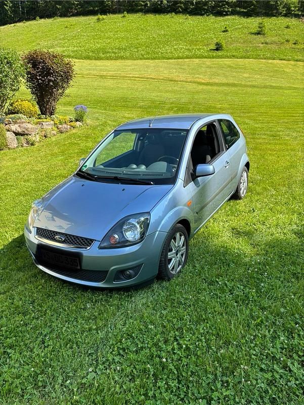 Gebraucht Ford Fiesta Ghia 101 PS (74 kW) 2007 Blau Kleinwagen