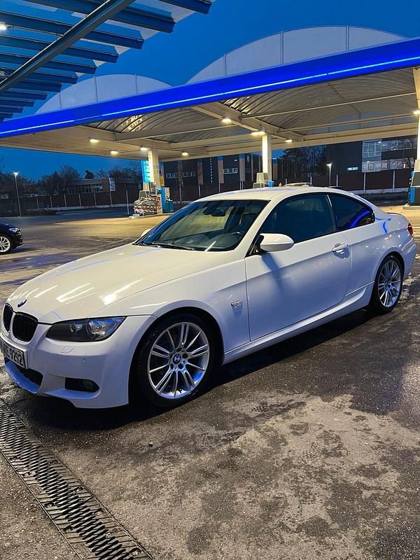 Weiß Gebraucht 2009 BMW 320 M Sport Coupé | 8.000 € (Fairer Preis) - Bild 1/4