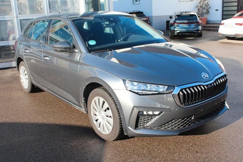 Grau Gebraucht 2025 Skoda Scala Essence Kleinwagen | 20.490 € (Superpreis) - Bild 1/4