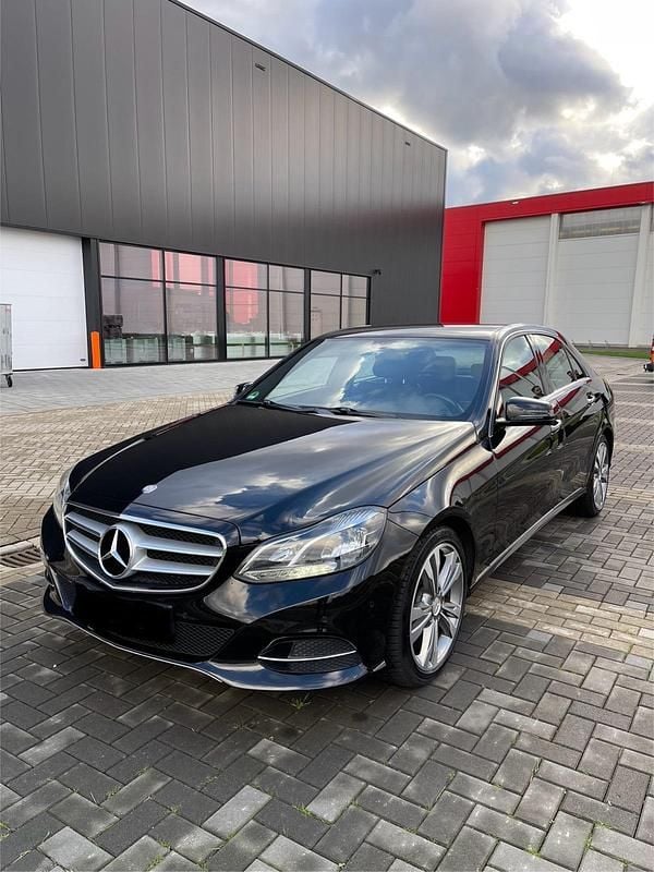 Schwarz Gebraucht 2014 Mercedes E200 Avantgarde Limousine | 16.999 € (Teuer) - Bild 1/4