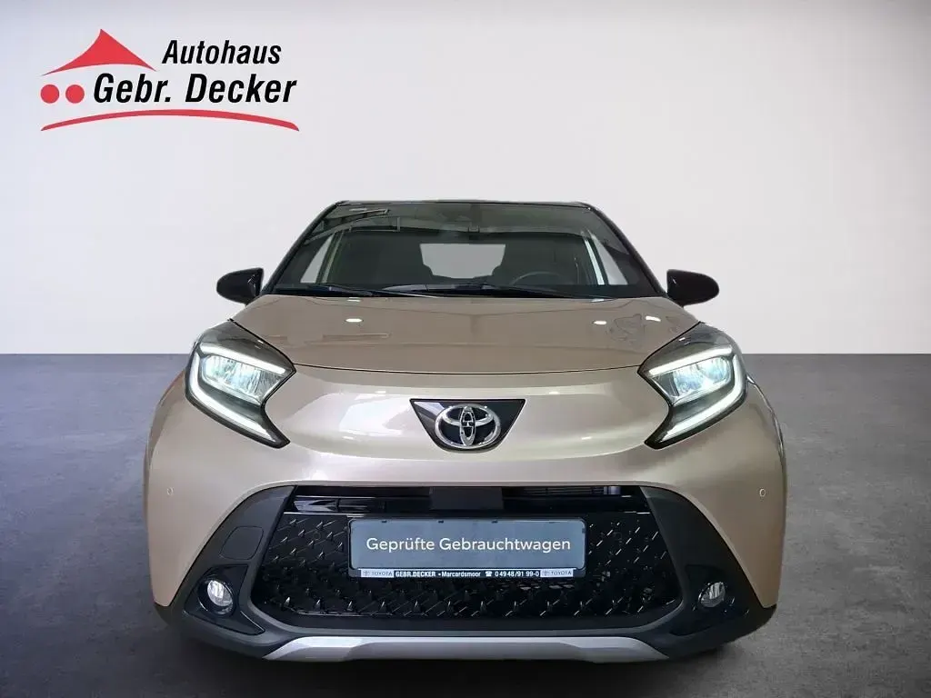 Gebraucht Toyota Aygo X X-plore 72 PS (52 kW) 2024 Ginger beige / night sky black SUV