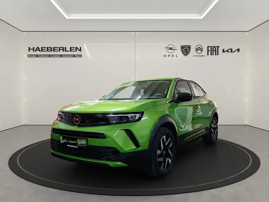 Gebraucht Opel Mokka Elegance 101 PS (74 kW) 2024 Lackierung matcha green/typ aussenverkle (metallic) SUV