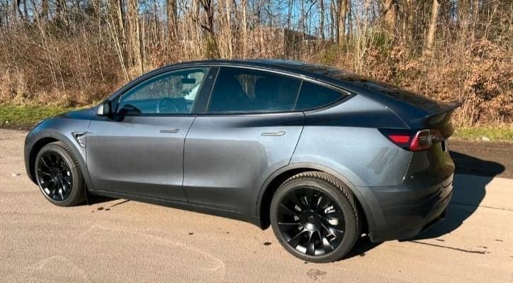 Grau Gebraucht 2023 Tesla Model Y Standard Range SUV | 38.299 € (Fairer Preis) - Bild 1/4