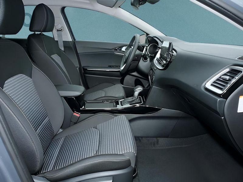 Neu Kia Ceed 140 PS (102 kW) 2025 Silber Kleinwagen