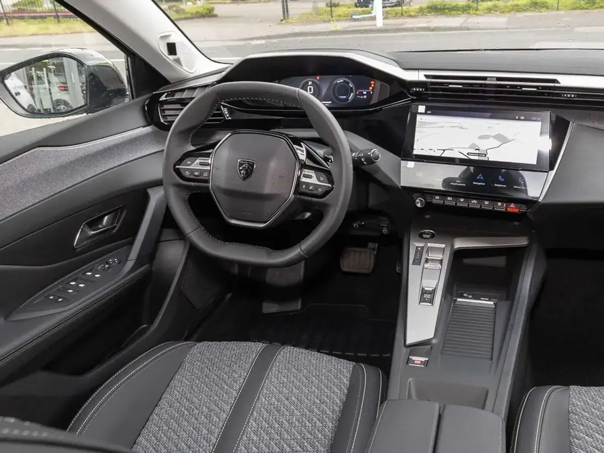Neu Peugeot 308 Allure 136 PS (100 kW) 2026 Grau Limousine