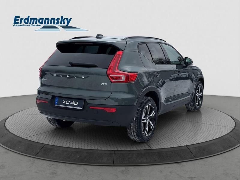 Neu Volvo XC40 Plus 163 PS (119 kW) 2026 Grün SUV