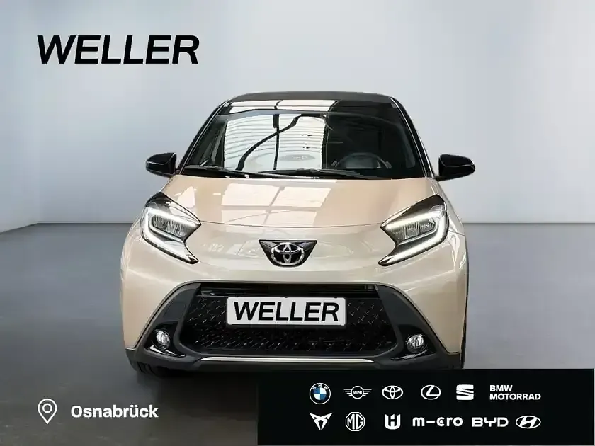 Gebraucht Toyota Aygo Style 72 PS (52 kW) 2023 Ginger beige / night sky black Kleinwagen