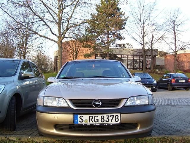 Gold metallic Gebraucht 1997 Opel Vectra Limousine | 1.200 € (Guter Preis) - Bild 1/3
