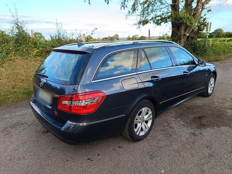 Gebraucht Mercedes E220 Elegance 170 PS (125 kW) 2011 Grau Kombi