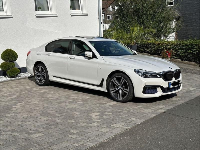 Weiß Gebraucht 2016 BMW 730 M Sport Limousine | 36.900 € (Fairer Preis) - Bild 1/4