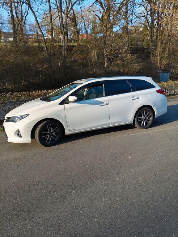 Gebraucht Toyota Auris 124 PS (91 kW) 2015 Weiß Limousine