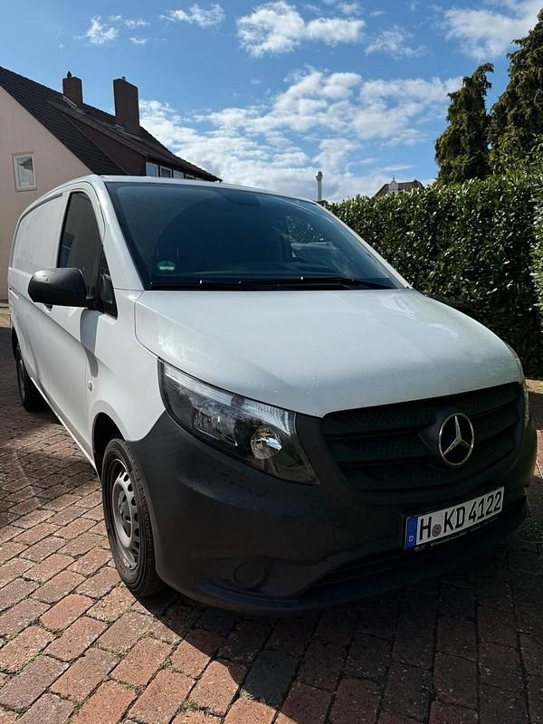 Weiß Gebraucht 2021 Mercedes Vito Van / Kleinbus | 15.850 € - Bild 1/4