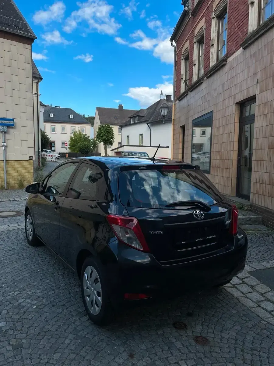 Gebraucht Toyota Yaris 90 PS (66 kW) 2012 Schwarz Kleinwagen