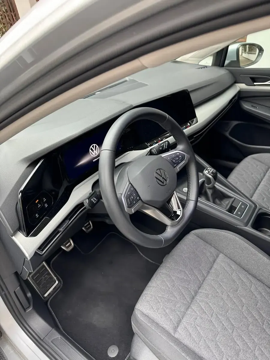 Second-hand VW Golf VIII Move 110 CP (80 kW) 2024 Argintiu Hatchback