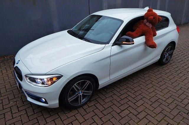 Weiß Gebraucht 2019 BMW 118 Sport Line Kleinwagen | 17.911 € (Guter Preis) - Bild 1/4