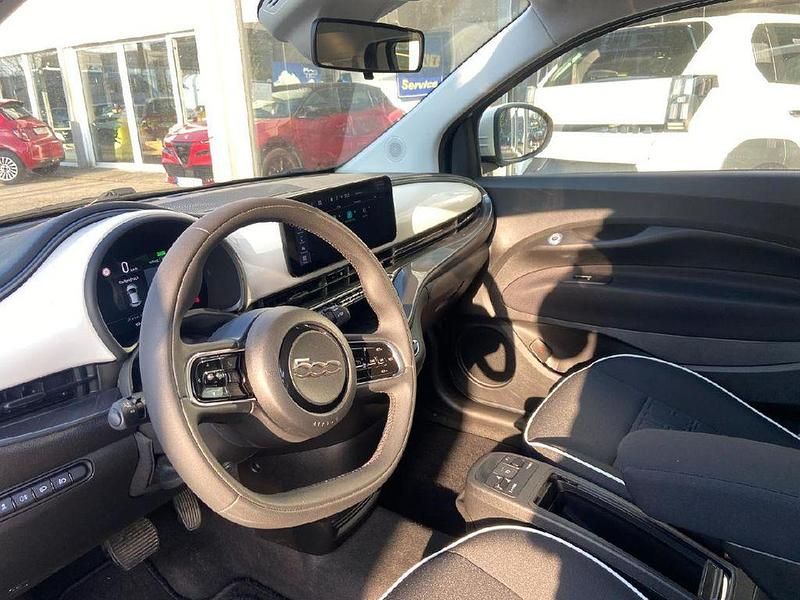 Gebraucht Fiat 500e Basis 86 kW (118 PS) 2023 Colore esterno (arktis weiß) Limousine