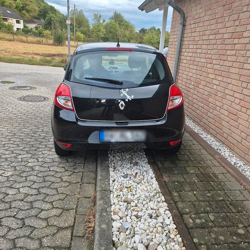 Schwarz Gebraucht 2013 Renault Clio IV Kleinwagen | 2.550 € (Guter Preis) - Bild 1/3