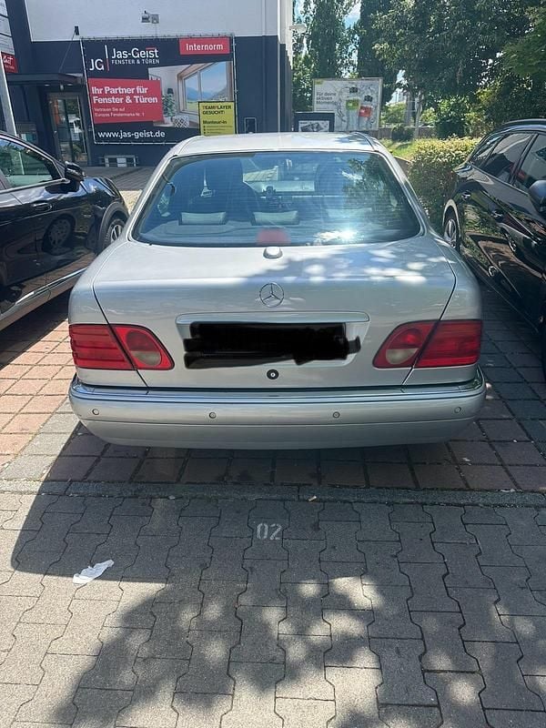 Używany Mercedes E280 142 KM (104 kW) 1997 Srebrny Sedan/Limuzyna