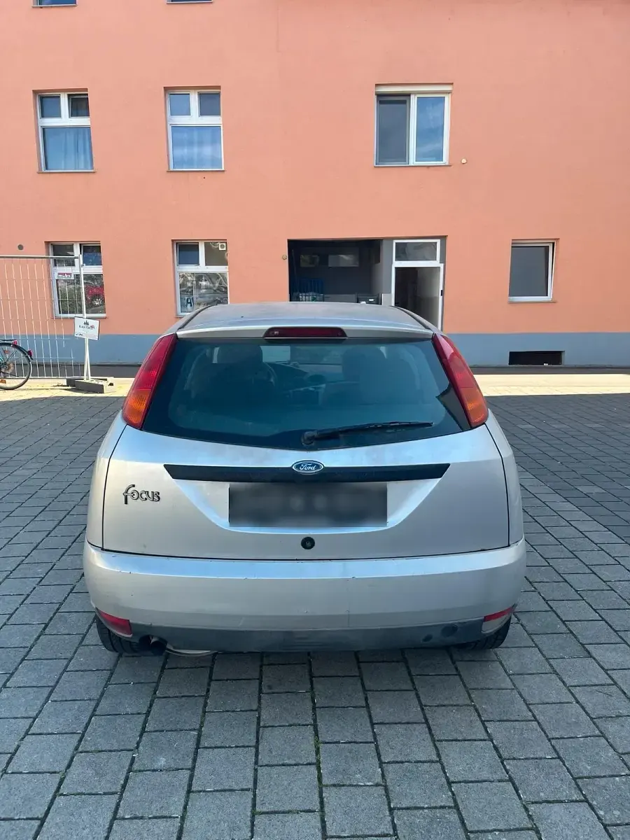Brugt Ford Focus 100 HK (73 kW) 2000 Sølv Sedan