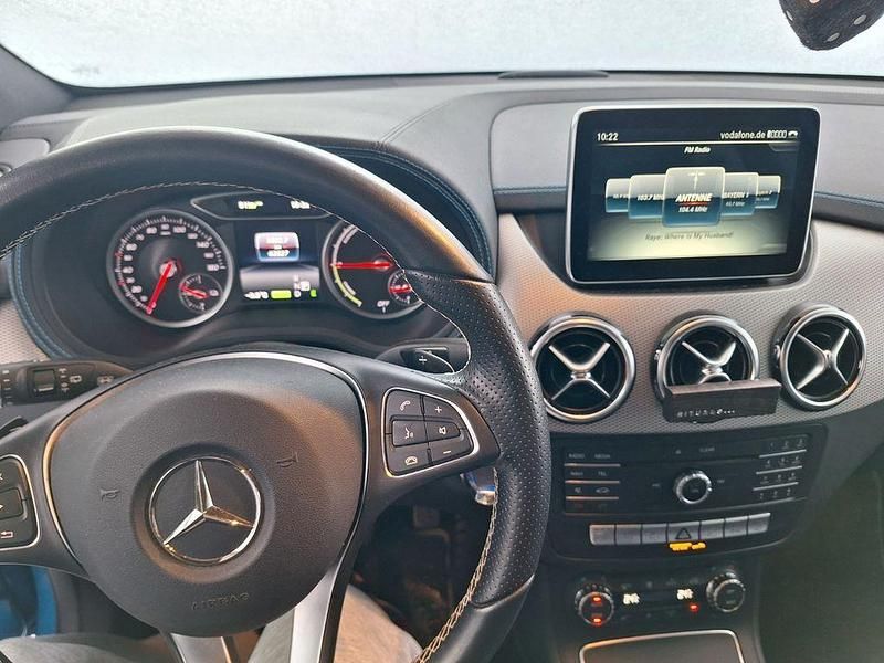 Gebraucht Mercedes B250e 131 kW (179 PS) 2015 Blau Van / Kleinbus