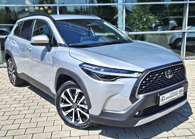 Shimmering silber metallic Neu 2024 Toyota Corolla Cross Team SUV | 31.790 € (Fairer Preis) - Bild 1/4