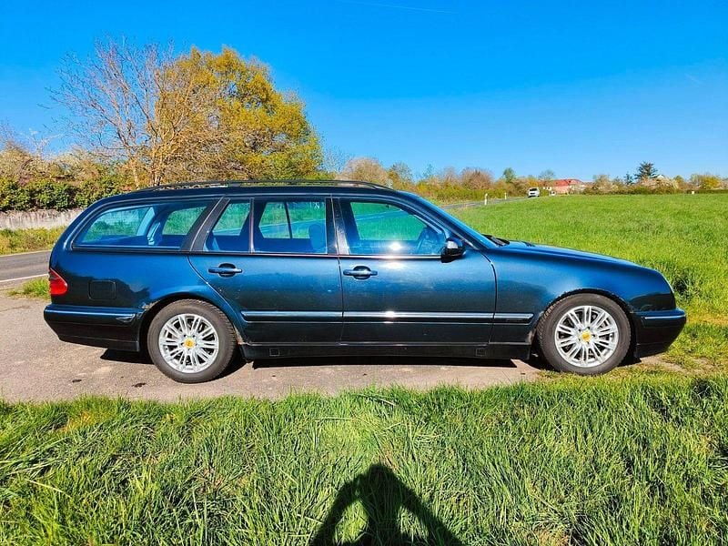 Gebraucht Mercedes E280 Avantgarde 204 PS (150 kW) 2000 Schwarz Kombi