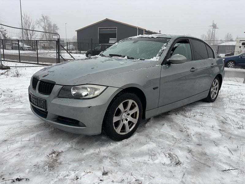 Blau Gebraucht 2005 BMW 320 Limousine | 1.450 € (Superpreis) - Bild 1/4