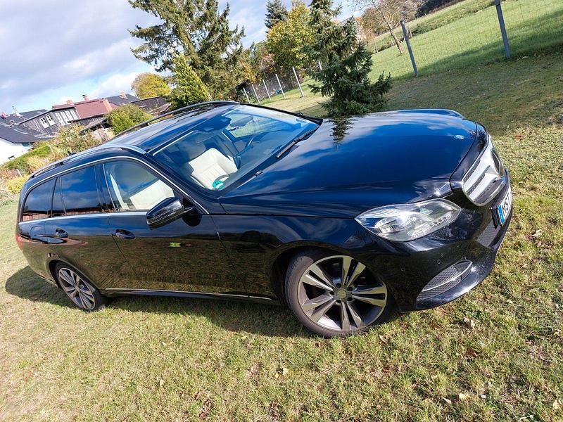 Schwarz Gebraucht 2014 Mercedes E200 Kombi | 11.200 € (Fairer Preis) - Bild 1/4