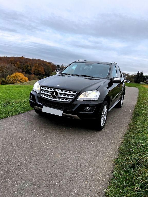 Schwarz Gebraucht 2008 Mercedes 320 SUV | 8.900 € (Fairer Preis) - Bild 1/4