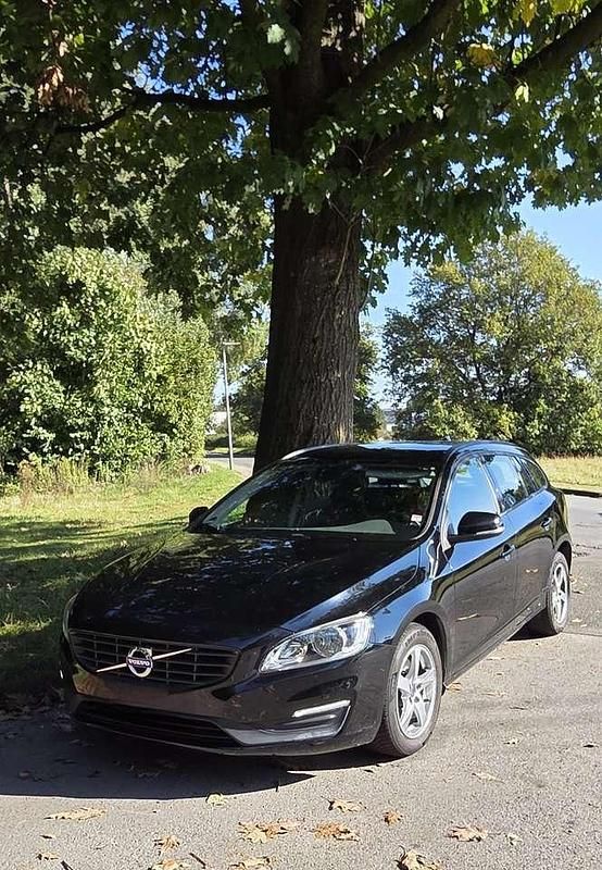 Schwarz Gebraucht 2016 Volvo V60 Kombi | 8.500 € (Guter Preis) - Bild 1/4