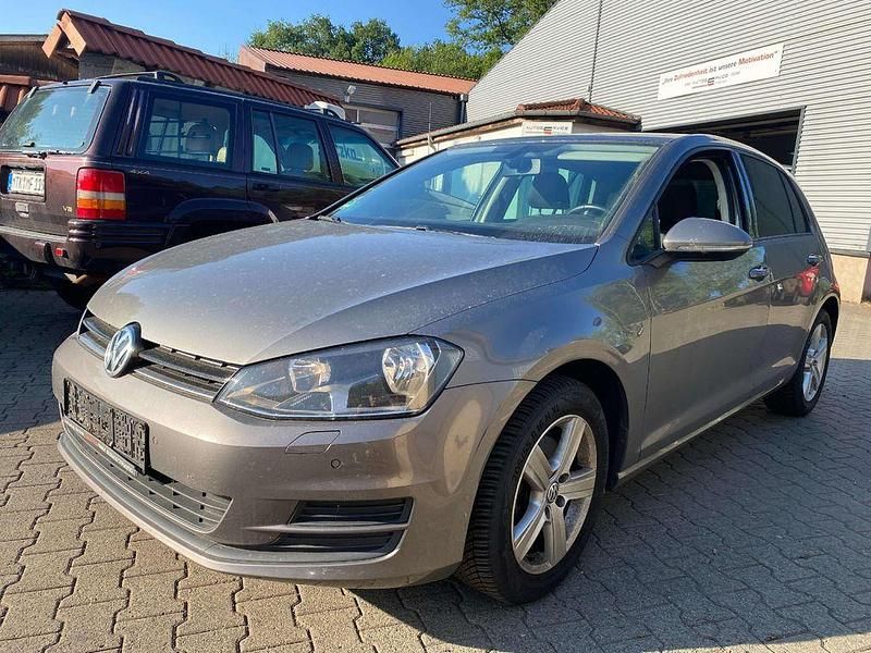 Grau Gebraucht 2015 VW Golf Comfortline Limousine | 11.499 € (Fairer Preis) - Bild 1/4