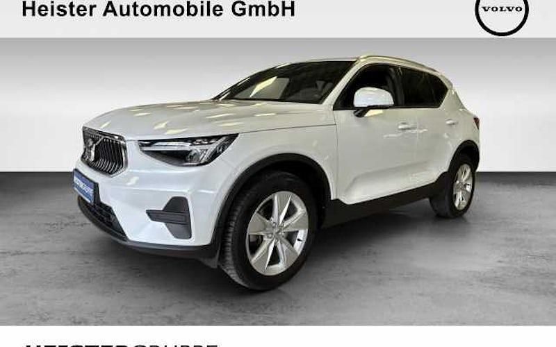 Crystal white / metallic (metallic) Gebraucht 2023 Volvo XC40 Core SUV | 29.990 € (Superpreis) - Bild 1/4