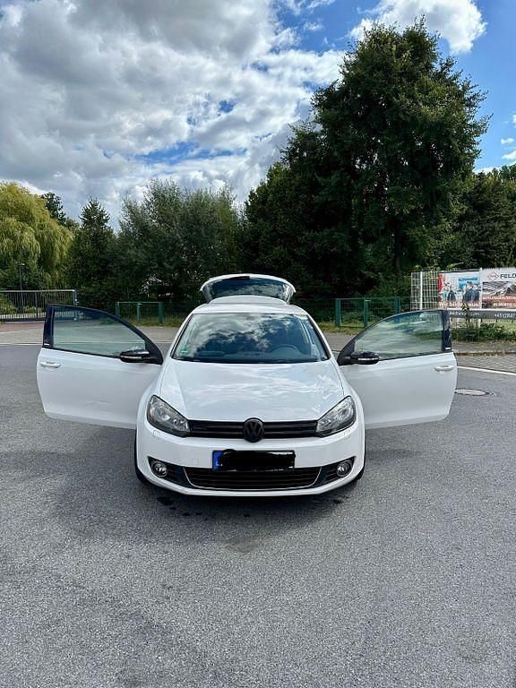 Weiß Gebraucht 2011 VW Golf VI Style Limousine | 6.000 € (Etwas zu teuer) - Bild 1/4
