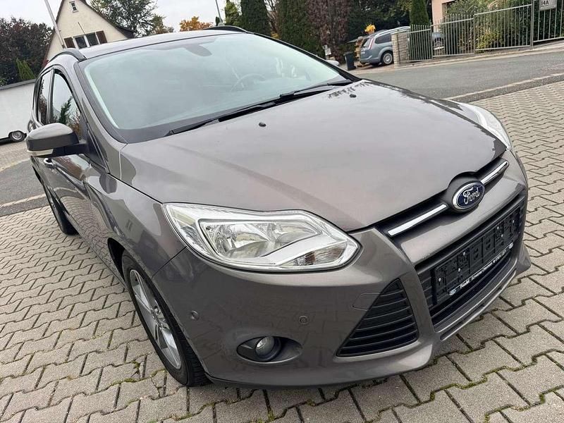 Brisbane braun (met.) Gebraucht 2013 Ford Focus Champions Edition Kombi | 5.790 € (Etwas zu teuer) - Bild 1/4