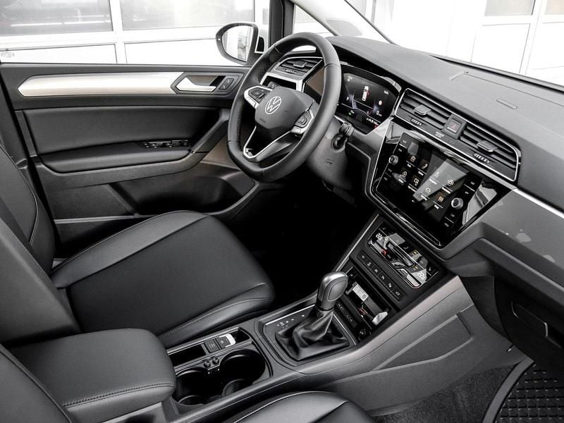 Neu VW Touran Edition 150 PS (110 kW) 2026 Hellelfenbein Van / Kleinbus